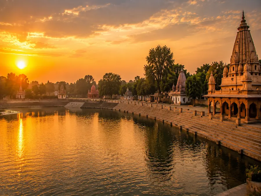 Delhi to Sitapur Taxi Service